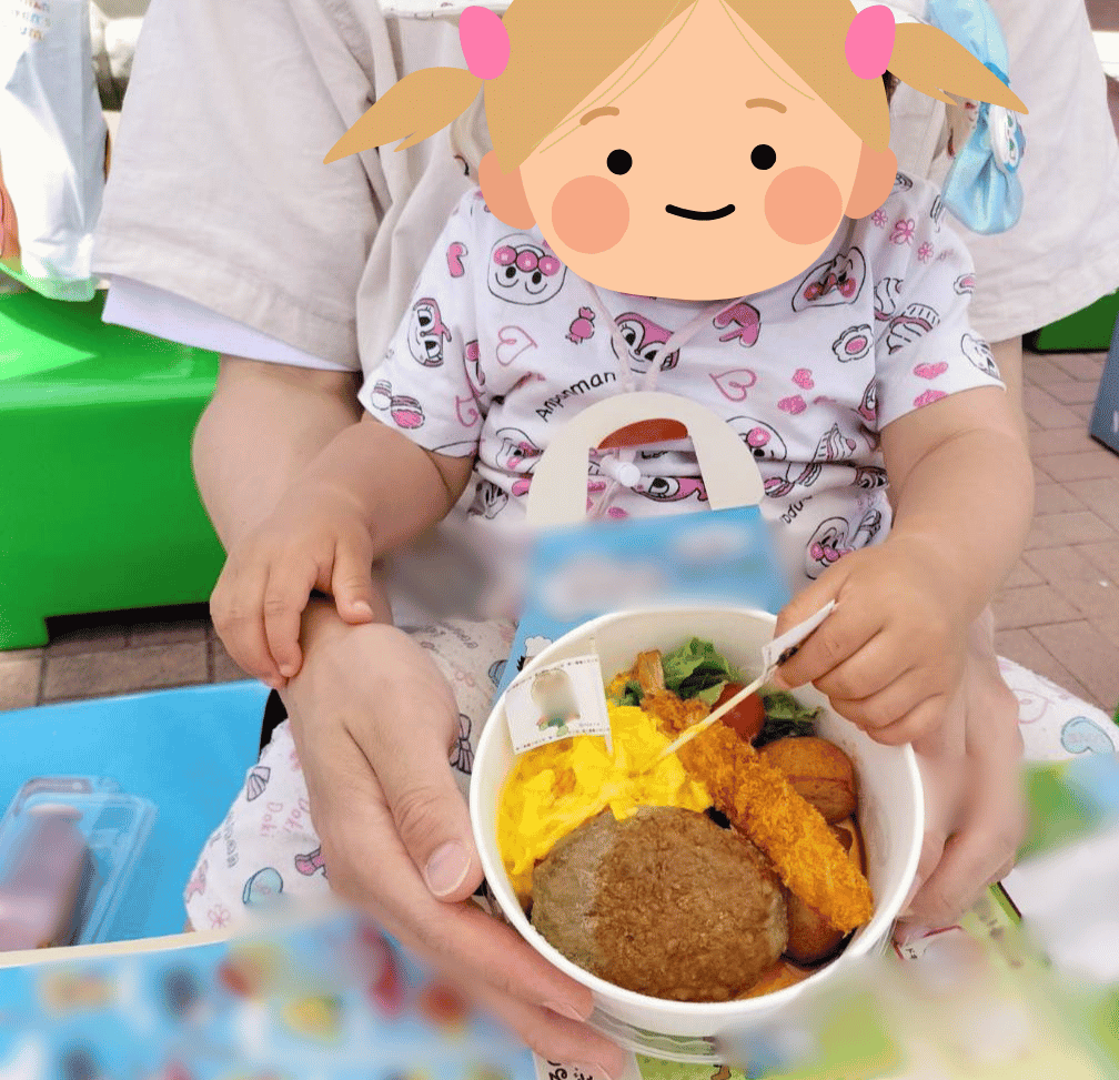 蓋を開けた瞬間、待ちきれない！というように手が伸びてきました（笑）