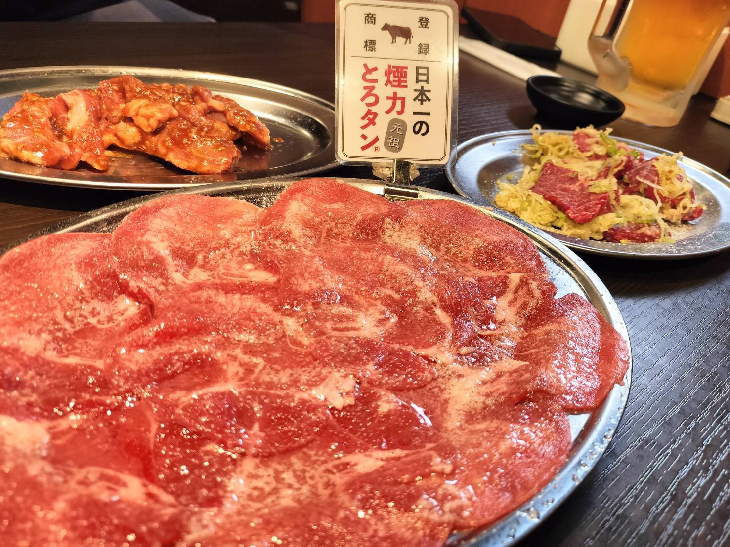 これが噂の煙力名物「とろタン」。綺麗な色で、焼く前から美味しいのがわかります！